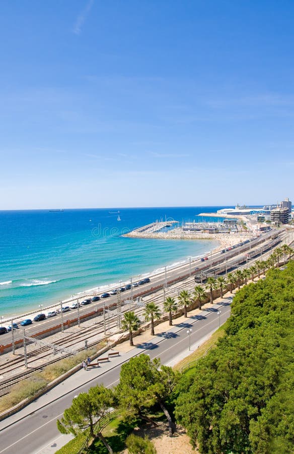 españa Vista de la costa Tarragona: mar, ferrocarril y planta petroquímica fotos de archivo libres de regalías españa Vista de la costa Tarragona: mar, ferrocarril y planta petroquímica fotos de archivo libres de regalías
