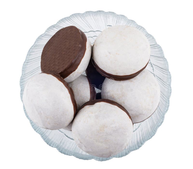 Especia-tortas esmaltadas con el chocolate en el cuenco aislado en blanco fotos de archivo libres de regalías Especia-tortas esmaltadas con el chocolate en el cuenco aislado en blanco fotos de archivo libres de regalías