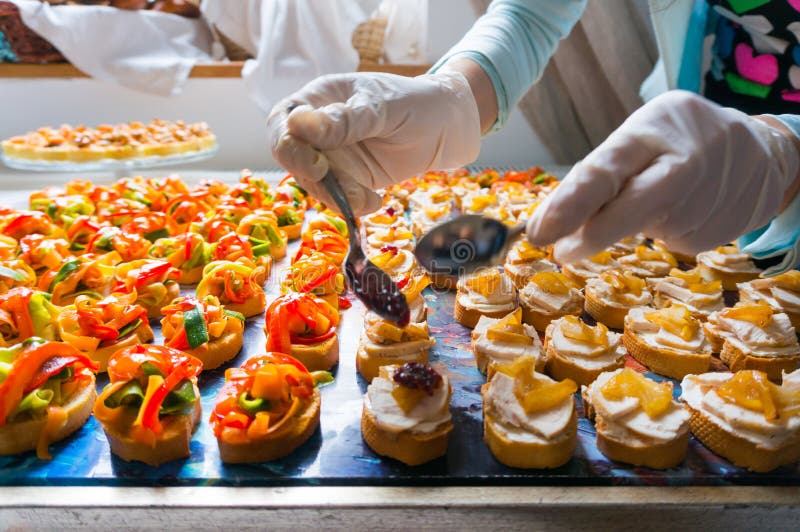 Especialidades do alimento da restauração de Ornating imagens de stock Especialidades do alimento da restauração de Ornating imagens de stock