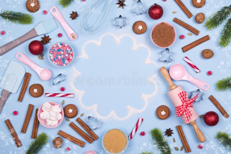 Especiarias do Natal, cortadores da cookie, ingredientes para o cozimento do Natal e cookies do pão-de-espécie dos utensílios da
