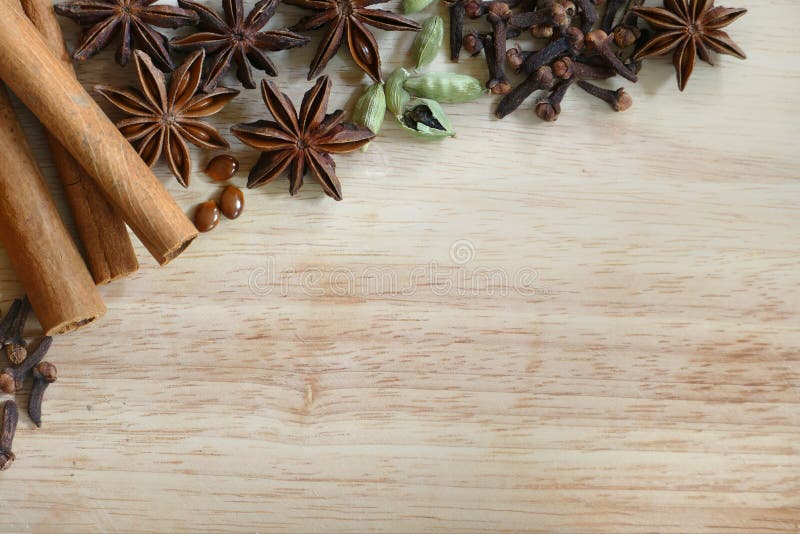 Especiarias do Natal e ingredientes do cozimento foto de stock Especiarias do Natal e ingredientes do cozimento foto de stock