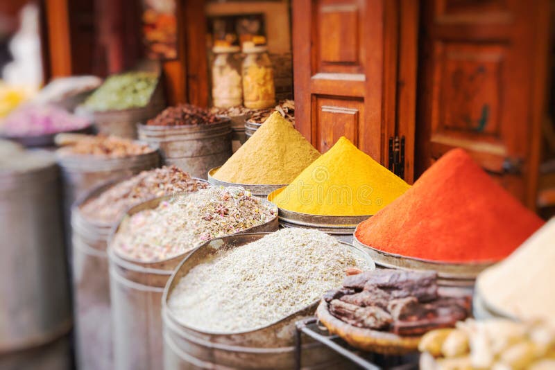 Especiarias em um mercado marroquino tradicional Foco seletivo