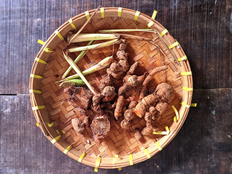 112. especiarias-tradicionais-indonésias-ervas-cesto-de-bambu fotografia de stock