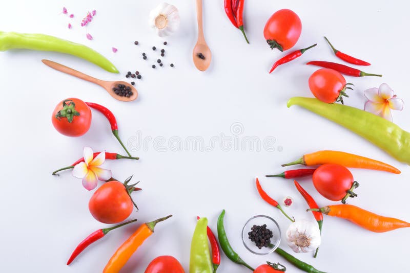 Especias frescas tomate vegetal, chile, ajo, pimienta, opinión superior de la comida asiática de los ingredientes del plumeria co fotos de archivo Especias frescas tomate vegetal, chile, ajo, pimienta, opinión superior de la comida asiática de los ingredientes del plumeria co fotos de archivo