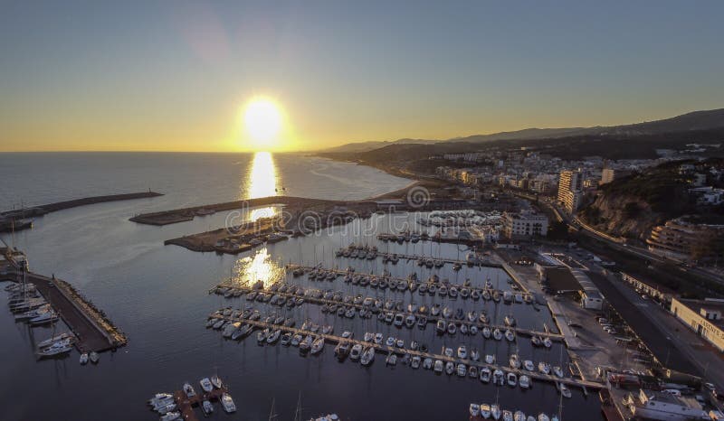Espectacular puesta de sol sobre el mar Mediterráneo en la costa del Maresme Vista panorámica aérea del puerto de Arenys de Mar a foto de archivo Espectacular puesta de sol sobre el mar Mediterráneo en la costa del Maresme Vista panorámica aérea del puerto de Arenys de Mar a foto de archivo