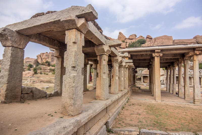 Espectacular vista de Pushkarani en una hampi cerca del Templo Krishna , el área comercial de Karnataka India en la época dominan foto de archivo Espectacular vista de Pushkarani en una hampi cerca del Templo Krishna , el área comercial de Karnataka India en la época dominan foto de archivo
