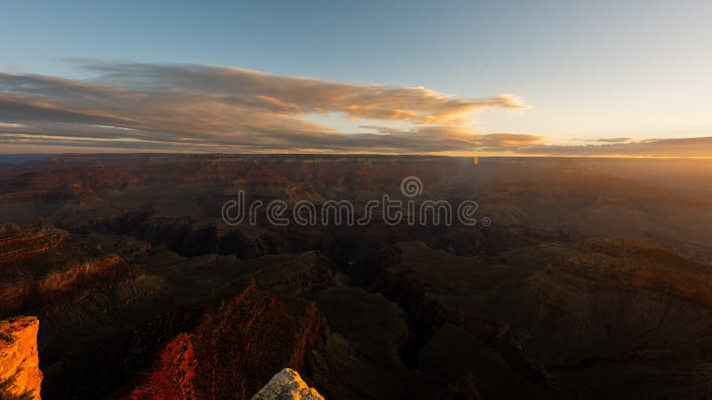 Espectaculares rayos de rayos de sol de luz cálida llenan el tiempo del Gran Cañón metrajes