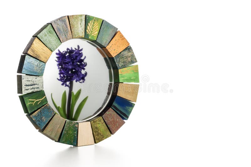 Espejo hecho a mano en un marco entonado de madera y una reflexión del jacinto de la flor en un vidrio fotografía de archivo libre de regalías Espejo hecho a mano en un marco entonado de madera y una reflexión del jacinto de la flor en un vidrio fotografía de archivo libre de regalías