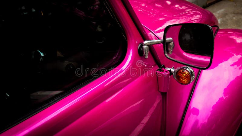 Espelho e janela laterais do carro retro do veículo do vintage do rosa imagens de stock Espelho e janela laterais do carro retro do veículo do vintage do rosa imagens de stock