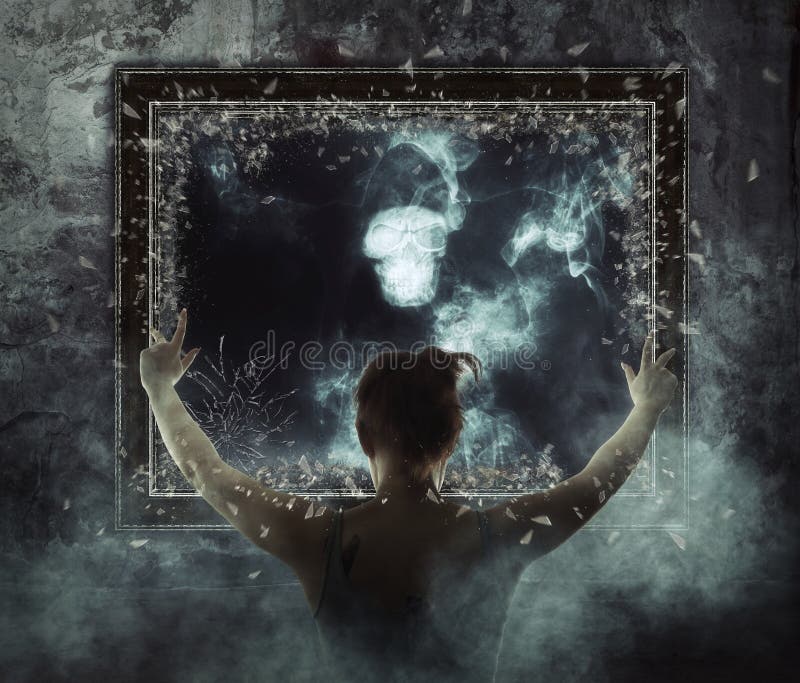 espelho Fantasma terrível no fumo escuro fotos de stock espelho Fantasma terrível no fumo escuro fotos de stock