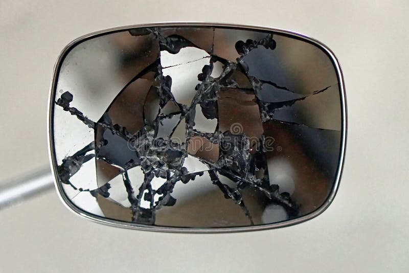 Espelho do carro quebrado foto de stock. Imagem de quebrado 165826670