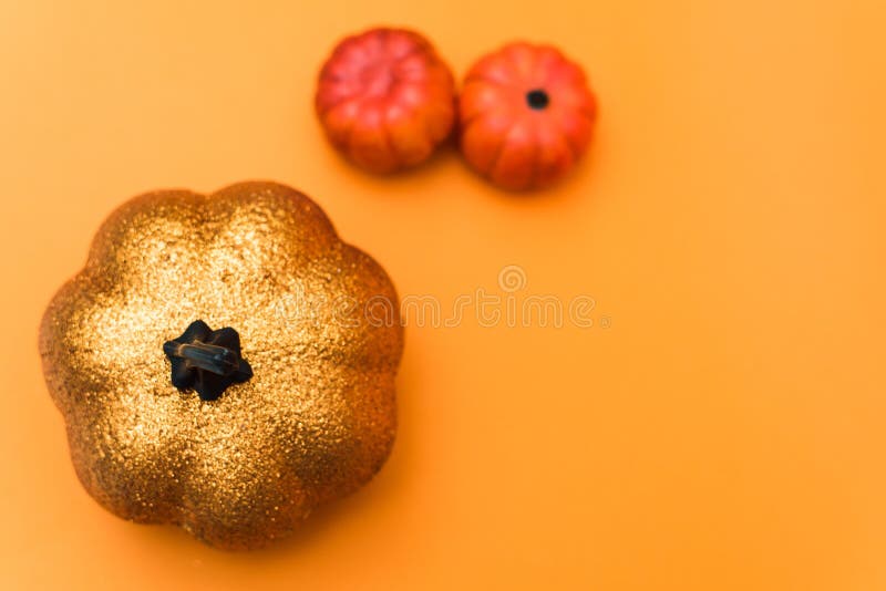 Espeluznante juguete de calabaza de Halloween Linterna sobre un fondo naranja con ojos luminosos rojos con un lugar para el texto imagen de archivo libre de regalías Espeluznante juguete de calabaza de Halloween Linterna sobre un fondo naranja con ojos luminosos rojos con un lugar para el texto imagen de archivo libre de regalías