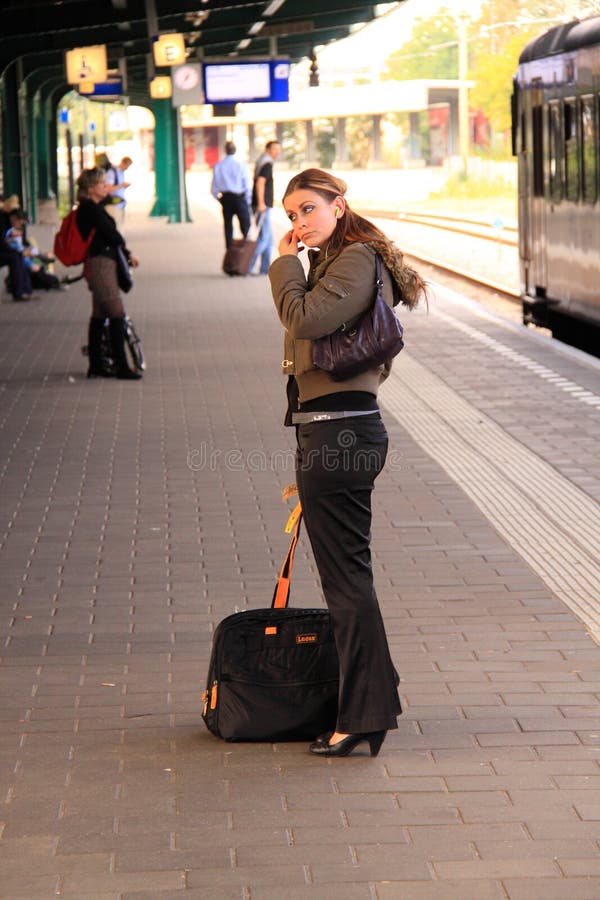 Esperando o trem imagem de stock Esperando o trem imagem de stock