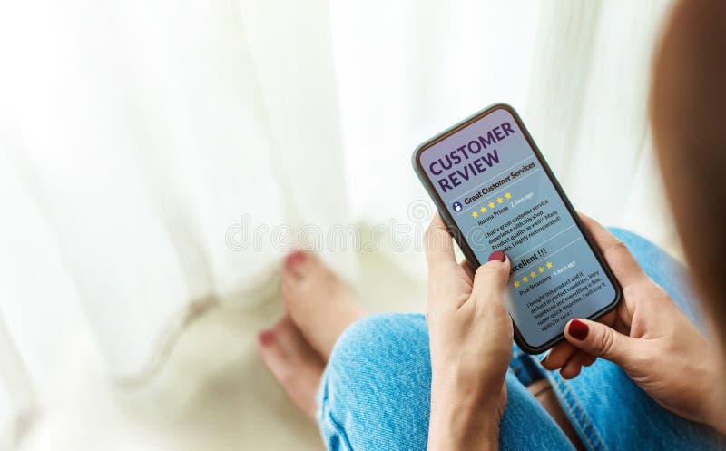Esperienza del cliente e concetto online di rassegna Seduta femminile dentro fotografia stock libera da diritti Esperienza del cliente e concetto online di rassegna Seduta femminile dentro fotografia stock libera da diritti