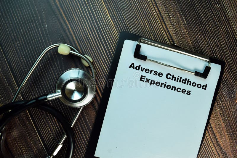 Esperienze infantili negative scrivono su una scartoffia isolata su una tavola di legno. concetto medico-sanitario
