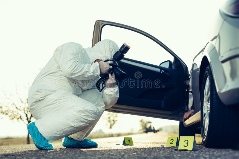 Esperti criminali raccolgono prove sulla scena del crimine fotografie stock Esperti criminali raccolgono prove sulla scena del crimine fotografie stock