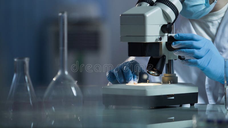 Esperto scientifico nel laboratorio che esamina nuova sostanza per i cosmetici di cura di pelle, scienza fotografie stock Esperto scientifico nel laboratorio che esamina nuova sostanza per i cosmetici di cura di pelle, scienza fotografie stock