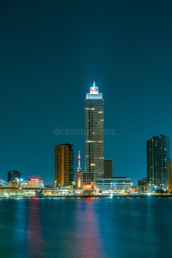 Espetacular visão noturna de rotterdam do mar : experimente a beleza da cidade à noite fotos de stock royalty free