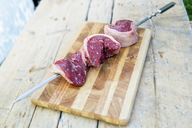 Espeto De Picanha Da Carne Pronto Para Cozinhar Imagem de Stock - Imagem de  frescor, grelhado: 132253239