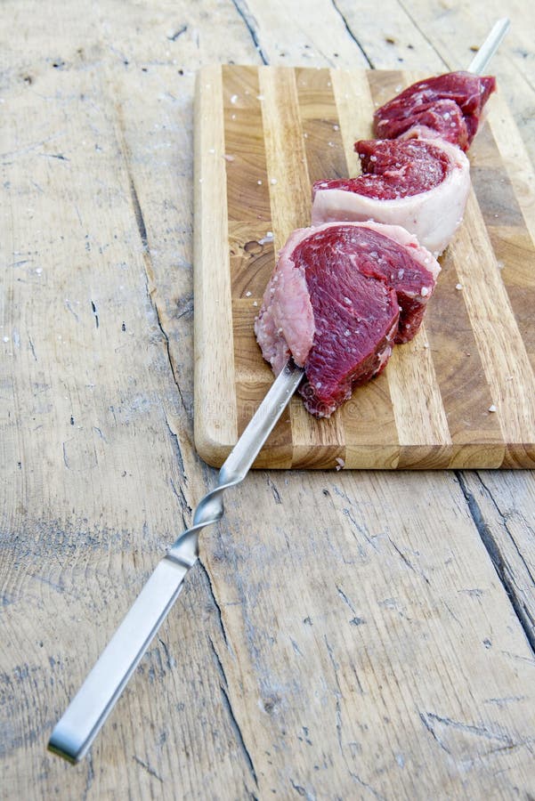 Espeto De Picanha Da Carne Pronto Para Cozinhar Imagem de Stock - Imagem de  frescor, grelhado: 132253239