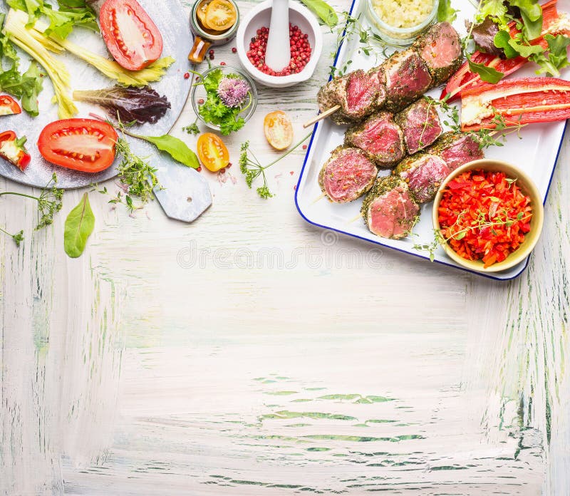 Espetos da carne com ervas, as especiarias e os ingredientes frescos dos vegetais para a grade ou o cozimento Preparação no fundo fotos de stock Espetos da carne com ervas, as especiarias e os ingredientes frescos dos vegetais para a grade ou o cozimento Preparação no fundo fotos de stock