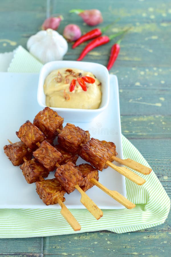 Espetos de Tempeh com molho do amendoim foto de stock Espetos de Tempeh com molho do amendoim foto de stock
