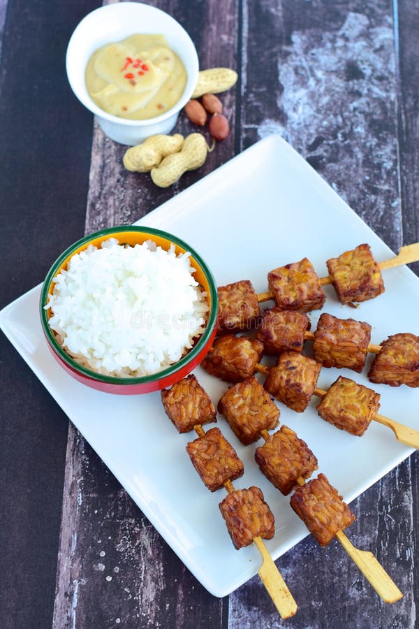 Espetos de Tempeh com molho do amendoim foto de stock Espetos de Tempeh com molho do amendoim foto de stock