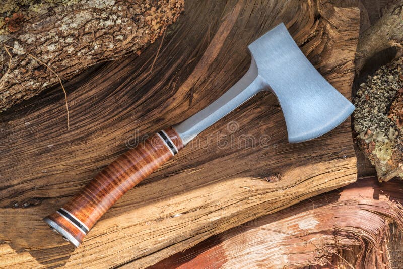 Espiga completa do machado de aço inoxidável com o punho de couro para a vida do lenhador, do buschcraft e da região selvagem na