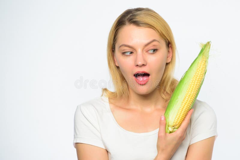 Espiga de milho do amarelo da posse da mulher no fundo branco Conceito da colheita da colheita do milho Milho maduro da posse da fotos de stock royalty free Espiga de milho do amarelo da posse da mulher no fundo branco Conceito da colheita da colheita do milho Milho maduro da posse da fotos de stock royalty free