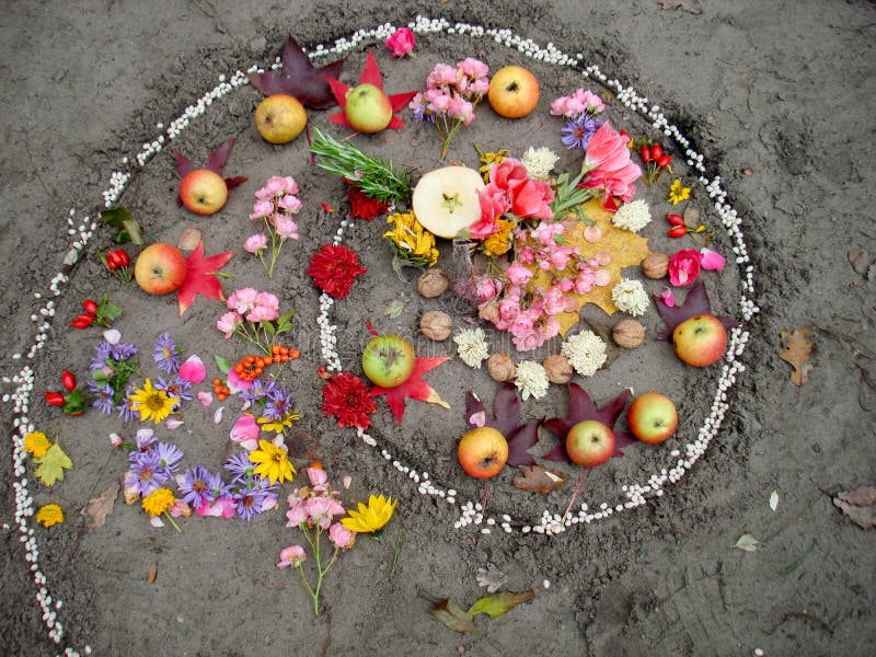 A espiral mágica trabalha ao lado de um lago, altar do wicca Religião pagão imagens de stock A espiral mágica trabalha ao lado de um lago, altar do wicca Religião pagão imagens de stock