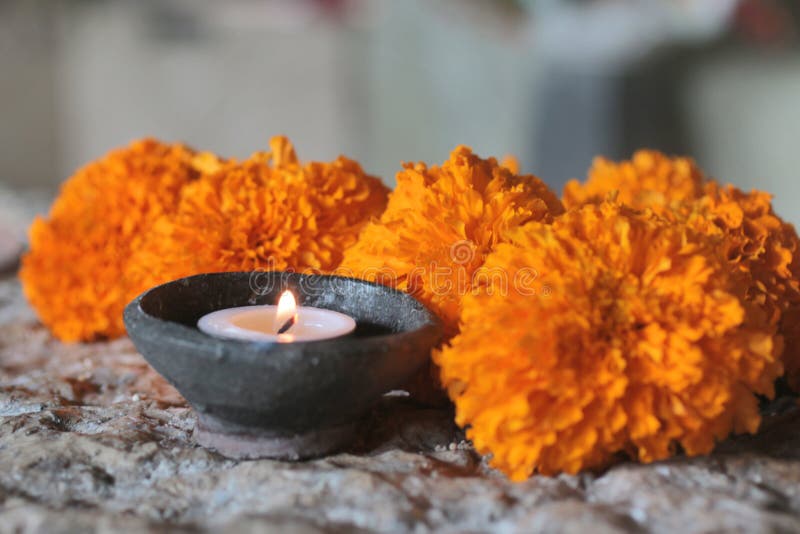 Espiritualidad, BALNEARIO y concepto de la terapia del uno mismo Luz de la vela en un cuenco de cerámica natural y flores de la m imagen de archivo Espiritualidad, BALNEARIO y concepto de la terapia del uno mismo Luz de la vela en un cuenco de cerámica natural y flores de la m imagen de archivo