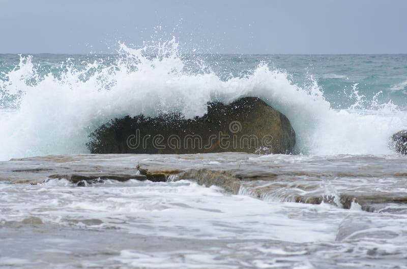 Espirrar acena na rocha no oceano fotografia de stock Espirrar acena na rocha no oceano fotografia de stock
