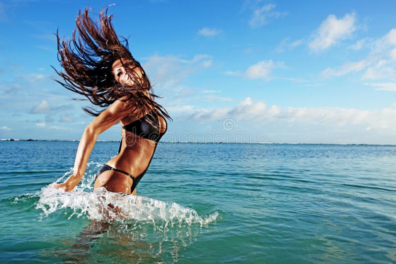 Extremamente Bonito Jovem Mulher Atrativa No Looki Do Vestuário Desportivo  Imagem de Stock - Imagem de modelo, beleza: 109549527