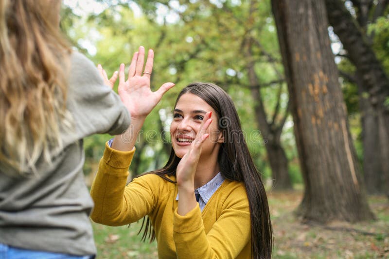 Espiègle Temps de fille de mère Foyer sur la mère lifestyle
