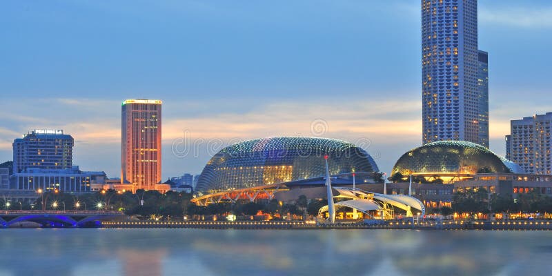 Esplanade je na nábřeží umístění na sever od ústí Řeky Singapur v centru města Singapore.