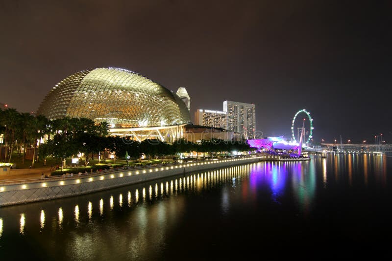 Noche paisaje urbano de esplanada sobre el bahía,.