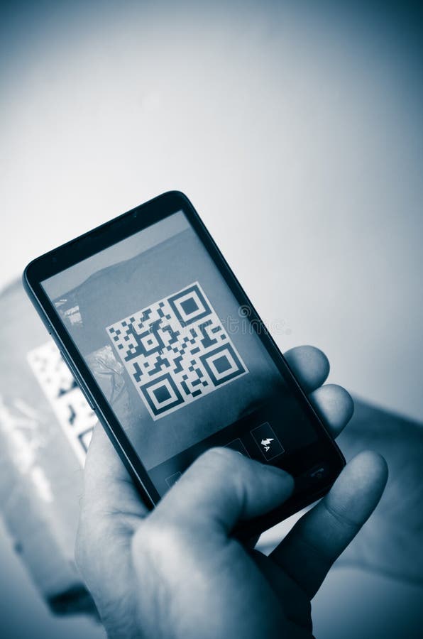 Esplorazione con lo smartphone del codice del qr immagine stock Esplorazione con lo smartphone del codice del qr immagine stock