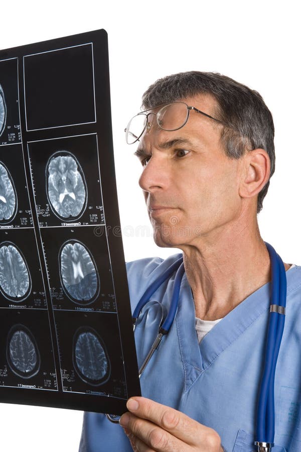 Esplorazione del dottore Studying MRI fotografia stock libera da diritti Esplorazione del dottore Studying MRI fotografia stock libera da diritti