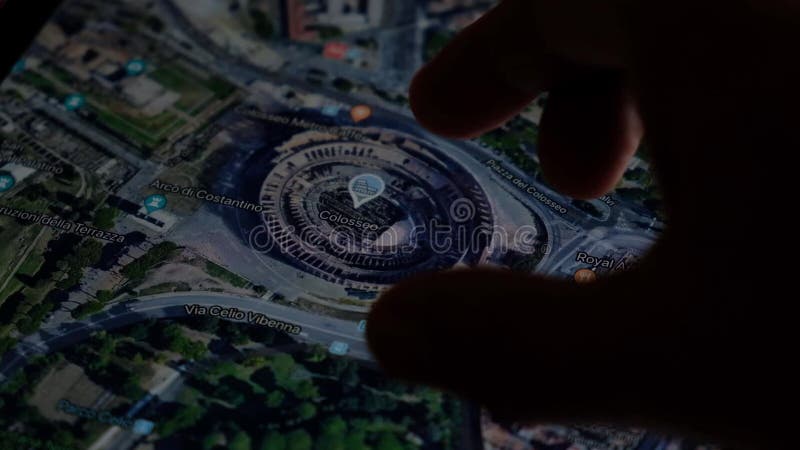 Esplorazione di un colosseo sulle mappe delle mele su ipad macro, 2020