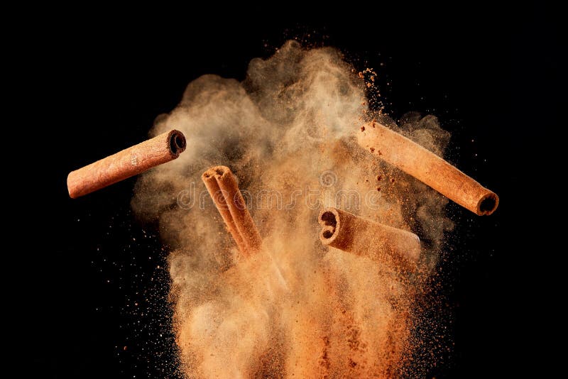 Esplosione dell'alimento con i bastoni e la polvere di cannella immagine stock libera da diritti