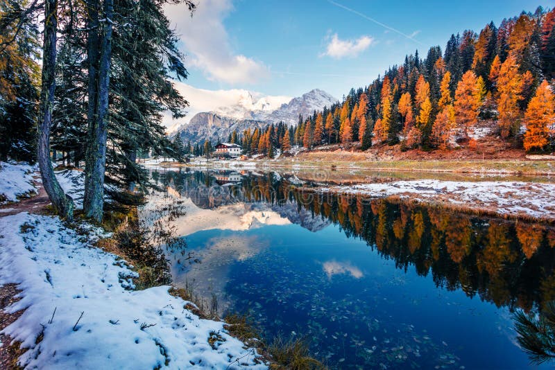 Esplêndida cena ensolarada do lago Antorno, Tre Cime di Lavaredo Parque Nacional Paisagem colorida do outono de Dolomite Alps, Pr