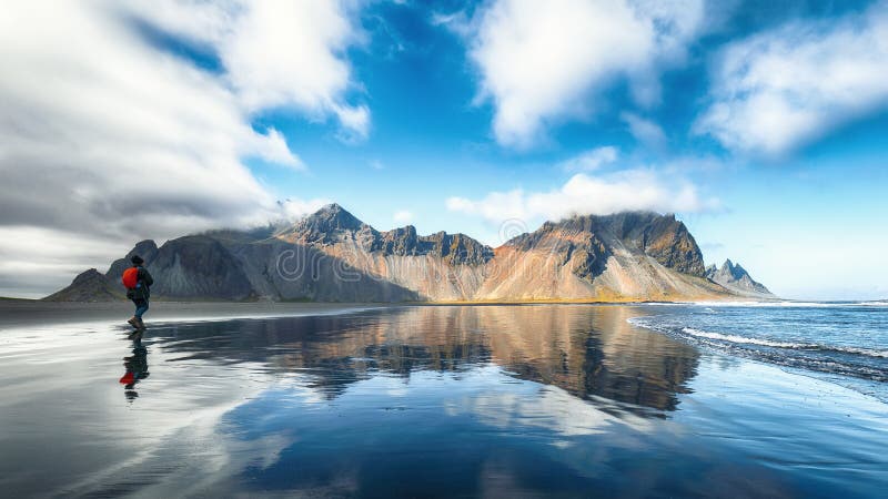 Esplêndido dia ensolarado e belo reflexo da montanha de Vestrahorn na capa de Stokksnes na Islândia