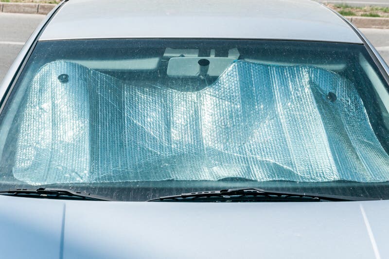 Esponga al sole il riflettore sul tergicristallo o sul parabrezza come protezione del pannello dell'interno di plastica dell'auto fotografia stock Esponga al sole il riflettore sul tergicristallo o sul parabrezza come protezione del pannello dell'interno di plastica dell'auto fotografia stock