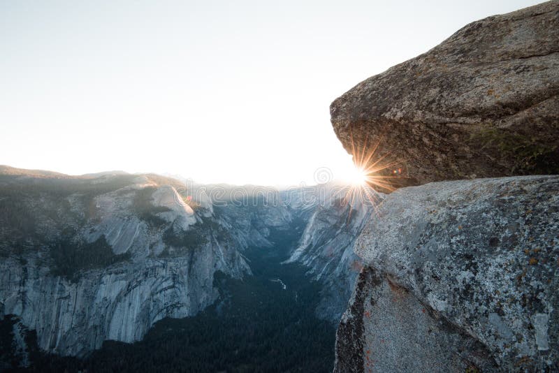 Esponga al sole la stella sopra la mezza cupola Yosemite dal punto del ghiacciaio fotografie stock Esponga al sole la stella sopra la mezza cupola Yosemite dal punto del ghiacciaio fotografie stock