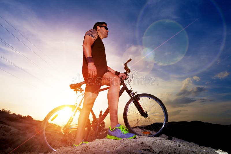 Esporte e vida saudável Fundo do Mountain bike e da paisagem imagem de stock Esporte e vida saudável Fundo do Mountain bike e da paisagem imagem de stock