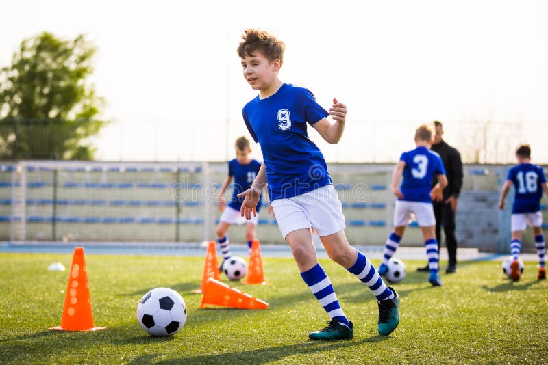 Futebol infantil meninos jogam esporte competitivo no parque