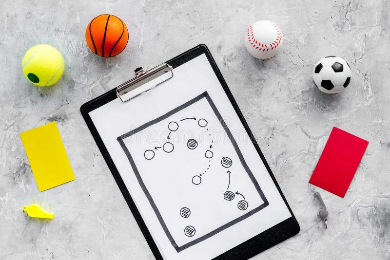 Esporte que julga o conceito Árbitro do jogo do esporte Plano da tática para os cartões do jogo, das bolas, os vermelhos e os ama imagem de stock Esporte que julga o conceito Árbitro do jogo do esporte Plano da tática para os cartões do jogo, das bolas, os vermelhos e os ama imagem de stock
