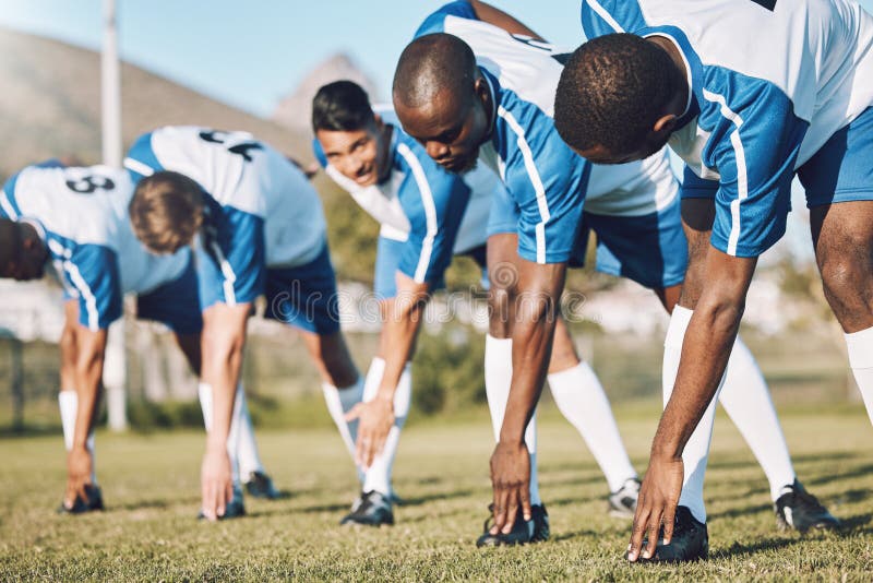 Grupo de tablet e equipe de jogadores de futebol ao ar livre em