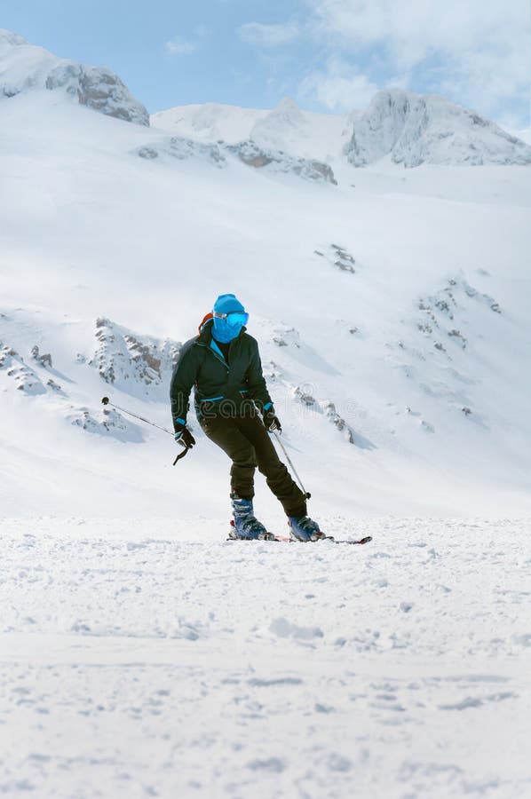 Esportes de inverno extremos Esquiador do homem que esquia para baixo em montanhas congeladas altas foto de stock Esportes de inverno extremos Esquiador do homem que esquia para baixo em montanhas congeladas altas foto de stock