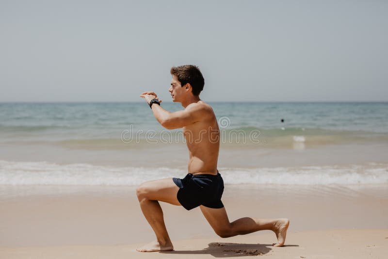 Esportes e estilo de vida saudável Homem novo que faz triturações na praia do oceano
